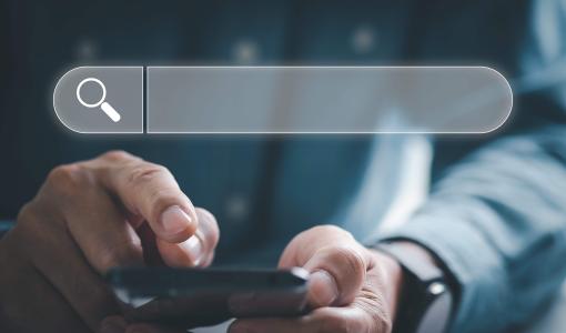 تعبيرية لشخص يمسك هاتفه | المصدر: freepik