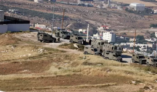 تجمع آليات الاحتلال خلال شنها الاحتلال على الضاحية الشرقية لمدينة نابلس بالضفة الغربية المحتلة | المصدر: وكالة الأنباء الفرنسية