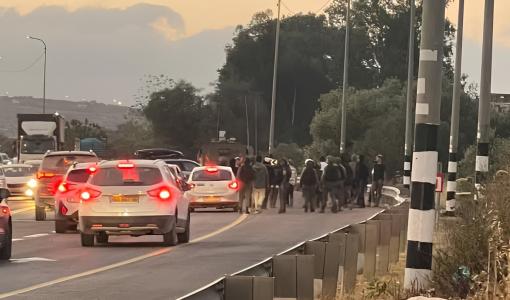 تجمع للمستوطنين بحماية الاحتلال على مفرق الساوية جنوب نابلس 27/5/2025 | المصدر: فلسطين بوست