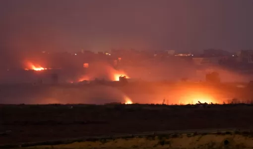 تصاعد الدخان وألسنة النار بعد قصف إسرائيلي على غزة 17/5/2025 | المصدر: رويترز