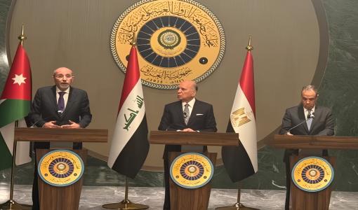 وزير الخارجية أيمن الصفدي خلال مؤتمر صحفي مع نظيريه العراقي والمصري في بغداد 14/5/2025 | المصدر: وزارة الخارجية