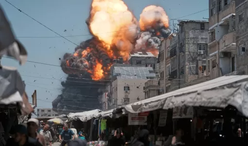 ألسنة اللهب وأعمدة الدخان تتصاعد من مبنى استهدفه الاحتلال في مدينة غزة 1/6/2025 | المصدر: أسوشييتد برس