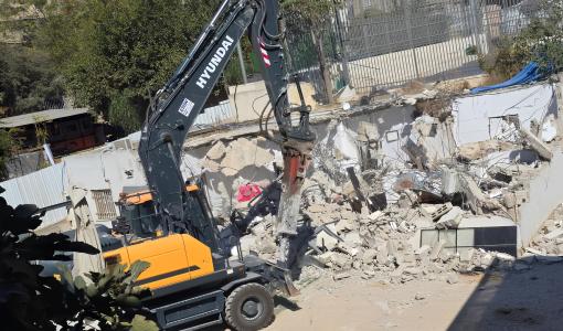 آليات الاحتلال تهدم منزلا في وقت سابق بالقدس المحتلة