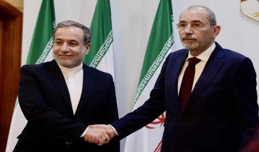 أيمن الصفدي وعباس عراقجي وزير الخارجية الأردني أيمن الصفدي ونظيره الإيراني عباس عراقجي