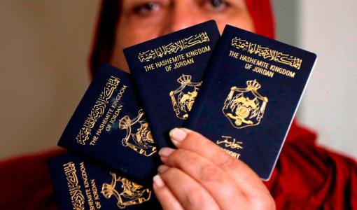 صورة تعبيرية | سيدة تحمل جوازات سفر أردنية صورة تعبيرية | سيدة تحمل جوازات سفر أردنية