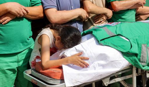 فتاة تودع  أحد أقربائها الذي استشهد في غارة إسرائيلية على حي التفاح في حي الشيخ رضوان بمدينة غزة | المصدر: وكالة الأنباء الفرنسية