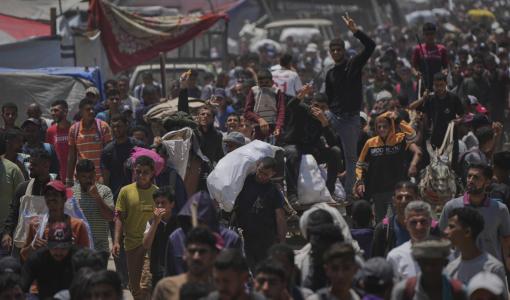 غزيون يقفون قرب نقطة لتوزيع المساعدات | المصدر: أسوشييتد برس