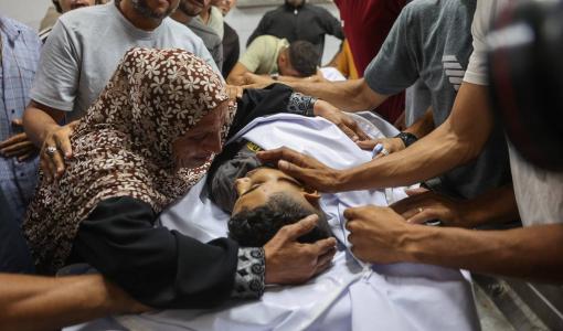 غزيون يودعون شهيدا استهدفه الاحتلال خلال توجهه للحصول على مساعدات | المصدر: وكالة الأنباء الفرنسية