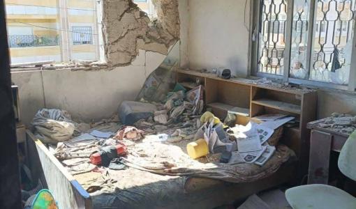 جانب من الدمار الذي خلفه سقوط شظايا على أحد المنازل في إربد 14/6/2025 | المصدر: مواقع التواصل