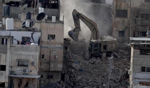 جرافات الاحتلال خلال هدم أحد المنازل في الضفة الغربية | المصدر: الأناضول