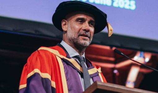 جوارديولا خلال منحه الدكتوراة الفخرية في جامعة مانشستر