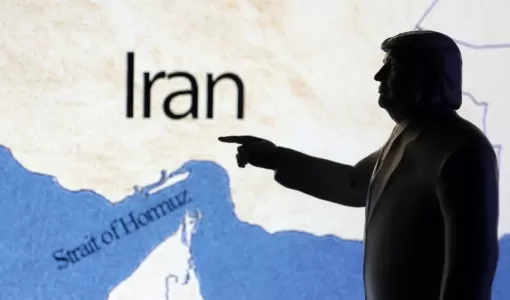 مضيق هرمز خريطة تبين مضيق هرمز يظهر أمامها رسم لترامب | تعبيرية