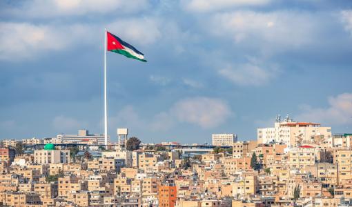 منظر عام لمدينة عمّان ويتوسطها علم الأردن منظر عام لمدينة عمّان ويتوسطها علم الأردن | المصدر: shutterstock