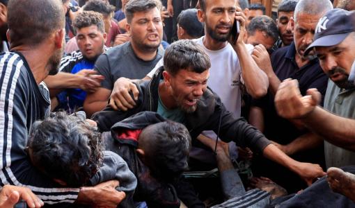 مصابون وشهداء بعد قصف الاحتلال لهم وهم ينتظرون مساعدات غذائية في خانيونس بجنوب قطاع غزة 17/6/2025 | المصدر: رويترز