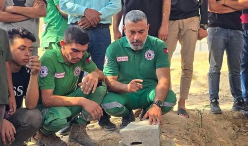 مسعفون غزيون يودعون زملاءهم الشهداء