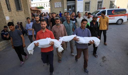 مشيعون يحملون جثامين أطفال فلسطينيين استشهدوا في غارة إسرائيلية على منزل في شمال غزة  | المصدر: رويترز