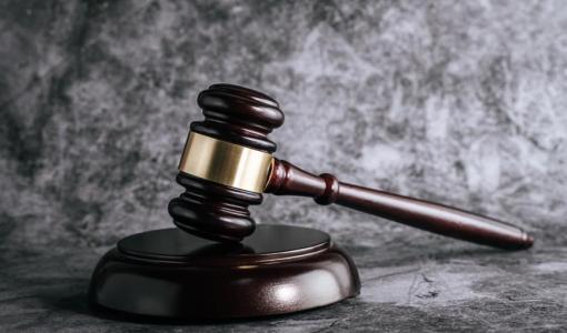 مطرقة خشبية | تعبيرية Freepik