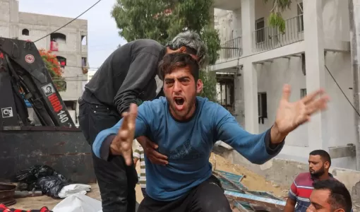 شاب فلسطيني استشهد أفراد من عائلته في غارات إسرائيلية على جباليا شمال غزة | المصدر: وكالة الأنباء الفرنسية