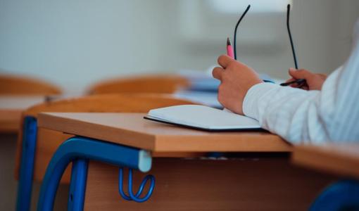 طالب في غرفة صفية | تعبيرية freepik