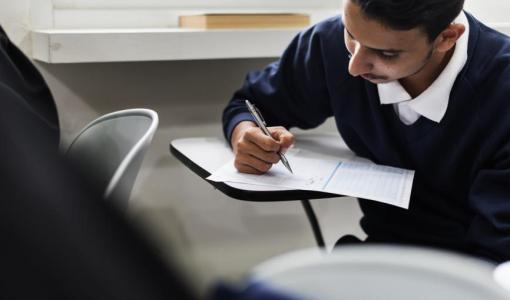 طالب خلال تقديم امتحان طالب خلال تقديم امتحان | تعبيرية Freepik