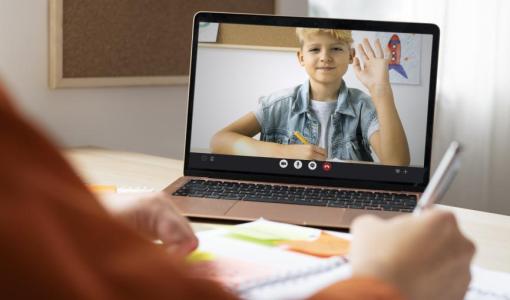 طالب يتعلم عن بعد | تعبيرية freepik