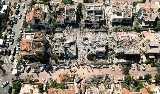 طائرة دون طيار تظهر الدمار الذي لحق بالمنازل السكنية في أعقاب هجوم صاروخي من إيران على إسرائيل 14/6/2025 | المصدر: رويترز