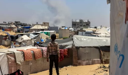 طفل فلسطيني ينظر إلى الدخان المتصاعد إثر قصف إسرائيلي على رفح | المصدر: وكالة الأنباء الفرنسية