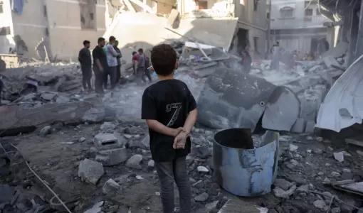 طفل غزي قرب دمار خلفته غارات الاحتلال | المصدر: وكالة الأنباء الفرنسية