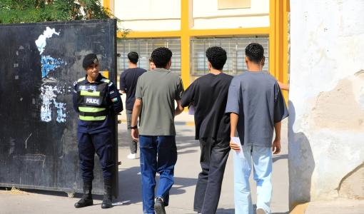 طلبة توجيهي يتوجهون إلى قاعة الامتحانات في إحدى مدارس العاصمة عمان