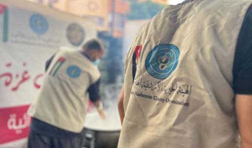 أفراد من الهيئة الخيرية الهاشمية خلال توزيع وجبات طعام ساخنة في شمال قطاع غزة 16/7/2028 | المصدر: الهيئة الخيرية الهاشمية