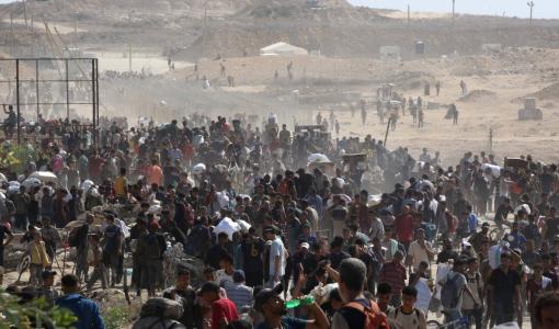 احتشاد غزيين بانتظار الحصول على مساعدات غذائية عند محور نتساريم بوسط قطاع غزة 30/7/2025 | المصدر: وكالة الأنباء الفرنسية