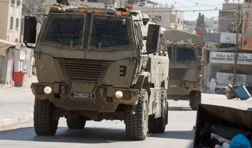 آليات الاحتلال خلال اقتحامها أحد شوارع قباطية بالقرب من جنين بالضفة الغربية 17/7/2025 | المصدر: رويترز