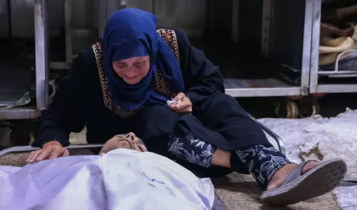 امرأة فلسطينية تودع جثمان شهيد قريب لها ارتقى في غارة إسرائيلية على كافتيريا الباقة على شاطئ مدينة غزة في مستشفى الشفاء بالمدينة | المصدر: وكالة الأنباء الفرنسية