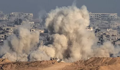 دخان يتصاعد إثر غارة شنها الاحتلال على قطاع غزة 6/7/2025 | المصدر: وكالة الأنباء الفرنسية