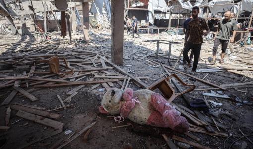 فلسطيني يتفقد الدمار الذي لحق بمقهى الباقة على شاطئ غزة بعد قصف إسرائيلي استهدفه | المصدر: وكالة الأنباء الألمانية