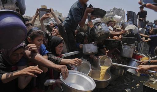 فلسطينيون يكافحون للحصول على الطعام  شمال القطاع مدينة غزة 26/7/2025 | المصدر: أسوشييتد برس