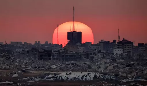 غروب الشمس خلف المباني المدمرة بقطاع غزة 1/7/2025 | المصدر: وكالة الأنباء الفرنسية