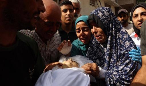 غزيون يودعون شهيدا إثر غارات إسرائيلية على مدينة غزة | المصدر: وكالة الأنباء الفرنسية