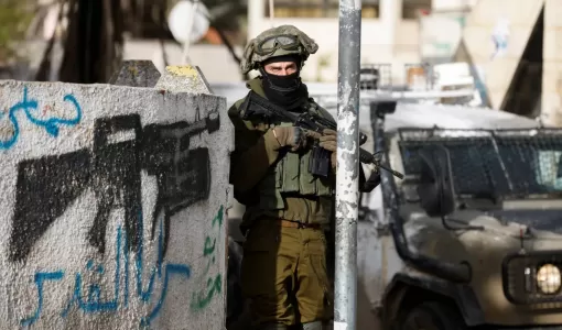 جندي من جيش الاحتلال أثناء مداهمة في رام الله بالضفة الغربية | أرشيفية رويترز