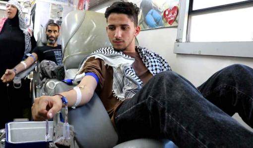 مواطن أردني خلال تبرعه بالدم في حملة سابقة لأهل غزة
