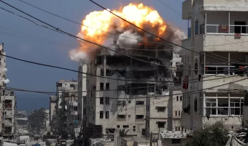 نيران ودخان يتصاعدان من عمارة سكنية في مدينة غزة استهدفتها ضربة شنها الاحتلال 20/7/2025 | المصدر: رويترز