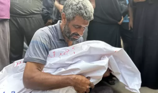 رجل يبكي أحد أقاربه بعد أن استشهد إثر غارة شنها الاحتلال على خيام النازحين 12/7/2025 | المصدر: وكالة الأنباء الألمانية