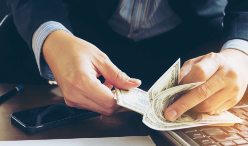 رجل يعد نقودا | تعبيرية freepik