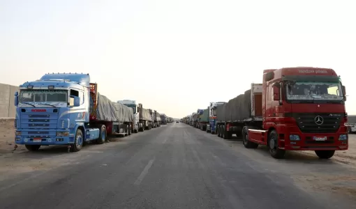 أرشيفية لشاحنات مساعدات متجهة إلى غزة عالقة في العريش بمصر 4/7/2024 | المصدر: رويترز