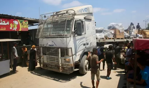 شاحنة تحمل قطعا لتركيب أنابيب المياه تمر في رفح جنوب قطاع غزة | 28/7/2025 | المصدر: وكالة الأنباء الفرنسية