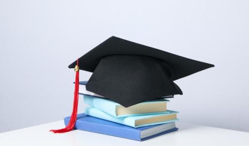 طاقية تخرج طاقية تخرج فوق كتب | تعبيرية freepik