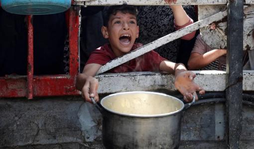 طفل فلسطيني يكافح من أجل الحصول على الطعام من إحدى التكيات في مدينة غزة | المصدر: رويترز