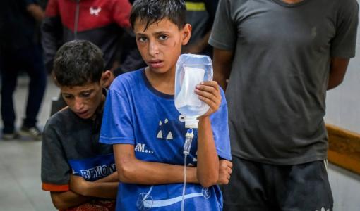 طفل غزي يمسك المغذي وسط المجاعة بسبب حصار الاحتلال ومنعه إدخال المساعدات | المصدر: وكالة الأنباء الفرنسية