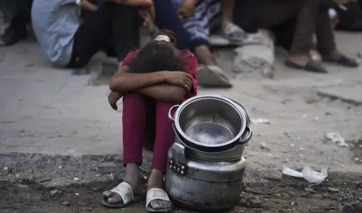 طفلة فلسطينية تنتظر الحصول على غذاء في مدينة غزة | المصدر: أسوشييتد برس