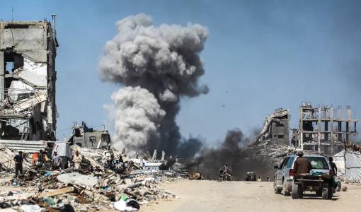 تصاعد الدخان في أعقاب غارة إسرائيلية على جباليا شمال قطاع غزة | المصدر: وكالة الأنباء الفرنسية